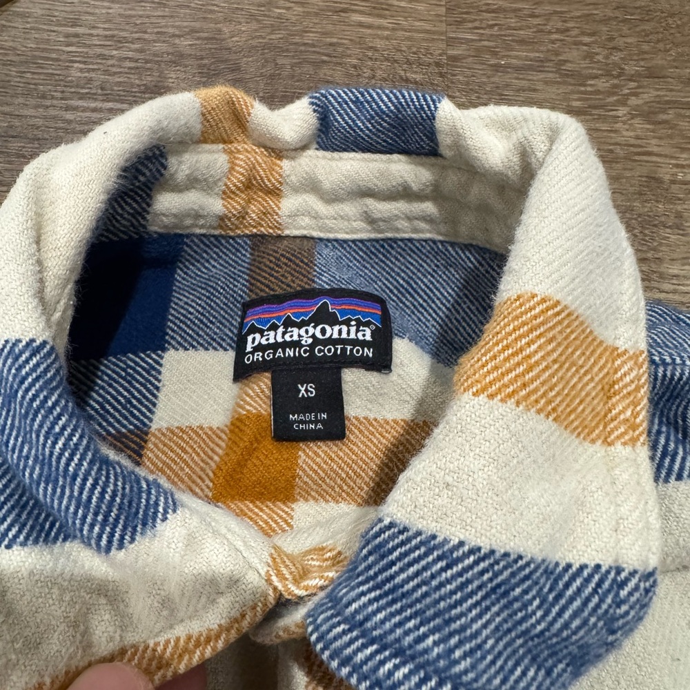 Patagonia Men's Blue and Tan Plaid Flannel shirt - Picture 4 of 4